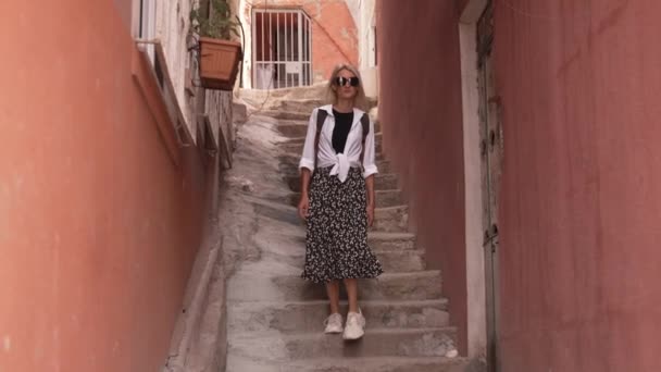 날씬한 거리를 세련된 여행자의 셔츠와 산책과 새로운 장소와 거리를 — 비디오