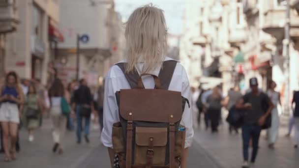 Genç Güzel Narin Bir Kadın Işlek Şehir Caddesinde Yürüyor Şık — Stok video