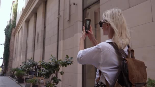Mutlu Sarışın Turist Kız Cep Telefonu Kamerasıyla Eski Şehir Caddesini — Stok video
