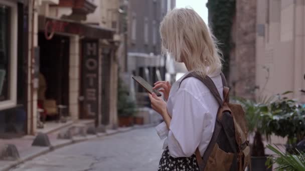 Touristin Stylischer Kleidung Und Mit Rucksack Steht Auf Der Straße — Stockvideo