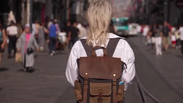 Vue Arrière Jeune Belle Touriste Blonde Marchant Dans Rue Style — Video