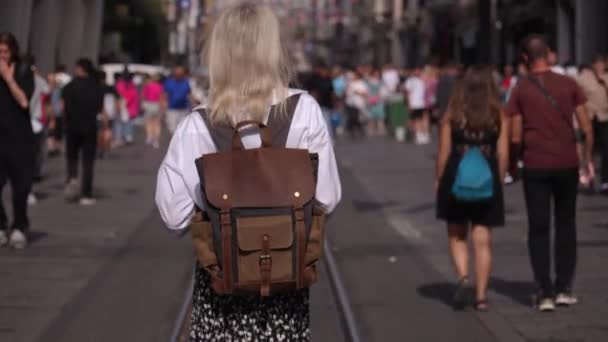 Joven Hermosa Mujer Delgada Caminando Por Calle Ciudad Ocupada Turista — Vídeos de Stock