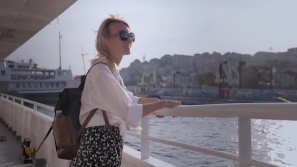 Młoda Piękna Bizneswoman Blondynka Okularach Przeciwsłonecznych Promie Stambule Plądrująca Bosfor — Wideo stockowe