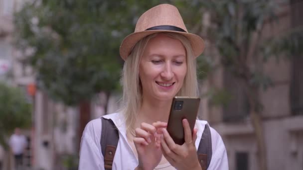 Femme Touristique Avec Sac Dos Chapeau Salon Utilisant Smartphone Dans — Video