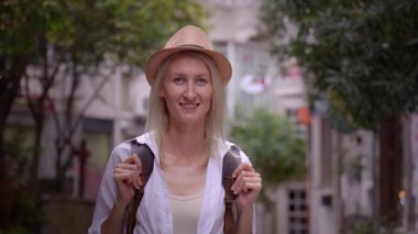 Salon şapkalı kadın turist ve ryuukzakom akıllı telefondan uygulama eğitimi alıyor. Şehir haritası, taksi, otel. Kalacak yer, uygulama konsepti ya da seyahat yazılımı bulmak. Neşeli Turist