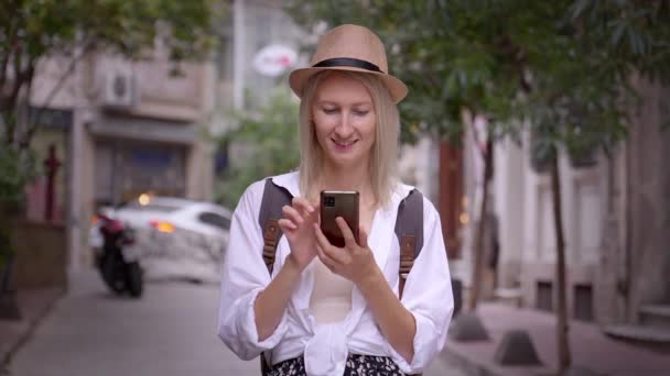 Caucasienne Attrayante Voyageuse Touristique Chapeau Chemise Salon Regardant Smartphone Souriant — Video