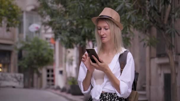 Caucasico Attraente Viaggiatore Turistico Femminile Berlina Camicia Guardando Smartphone Sorridendo — Video Stock
