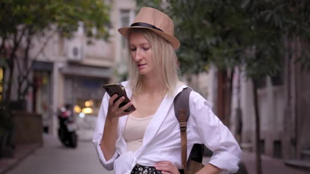 Caucasico Attraente Viaggiatore Turistico Femminile Berlina Camicia Guardando Smartphone Sorridendo — Video Stock