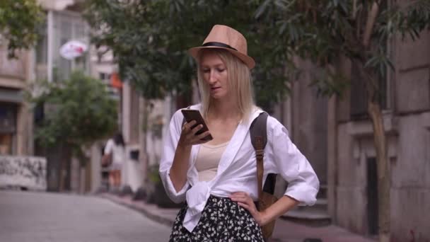 모자와 스마트 도시에서 휴가를 즐기는 미소에서 코카서스 매력적인 여행자 지리적 — 비디오