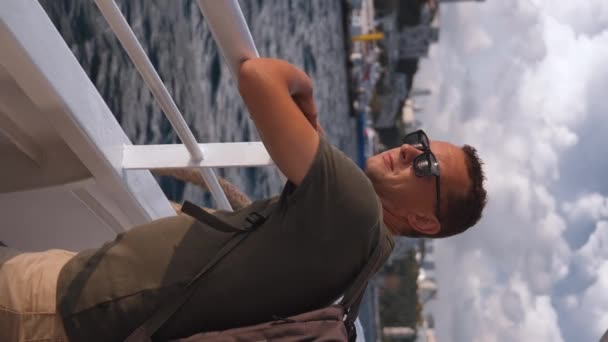 Joven Hombre Guapo Gafas Sol Ferry Estambul Descansando Bósforo Viajero — Vídeos de Stock