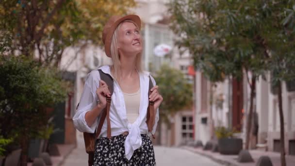 Młoda Piękna Biała Turystka Plecakiem Białej Koszuli Kapeluszu Przyjemnością Radością — Wideo stockowe