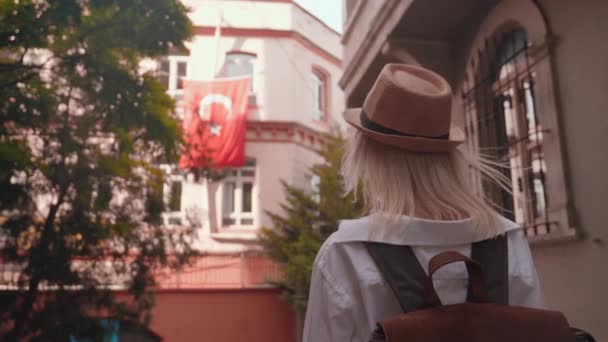 Jeune Belle Touriste Caucasienne Avec Sac Dos Chapeau Avec Plaisir — Video