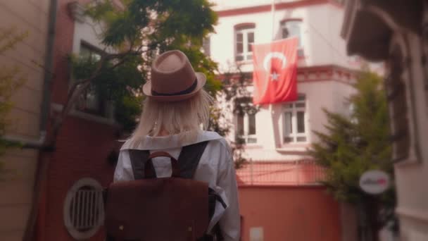Jeune Belle Touriste Caucasienne Avec Sac Dos Chapeau Avec Plaisir — Video