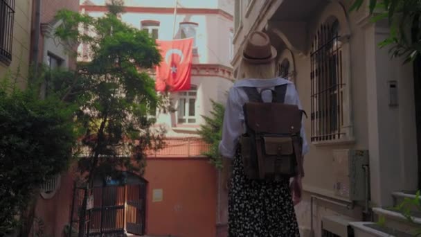 Jeune Belle Touriste Caucasienne Avec Sac Dos Chapeau Marchant Long — Video