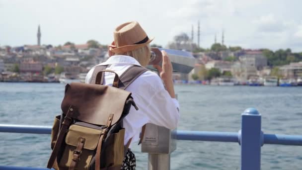 Travel Young Tourist Saloon Hat Backpack Looks City Binoculars Coins — Stock Video
