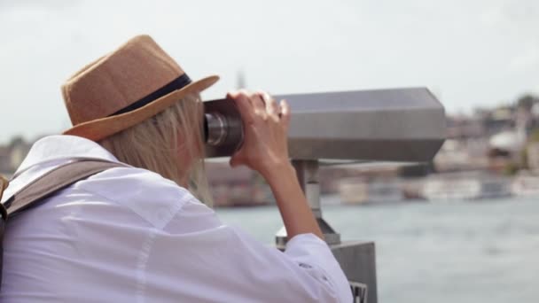 Călătorie Tânărul Turist Pălărie Rucsac Uită Oraș Prin Binoclu Monede — Videoclip de stoc
