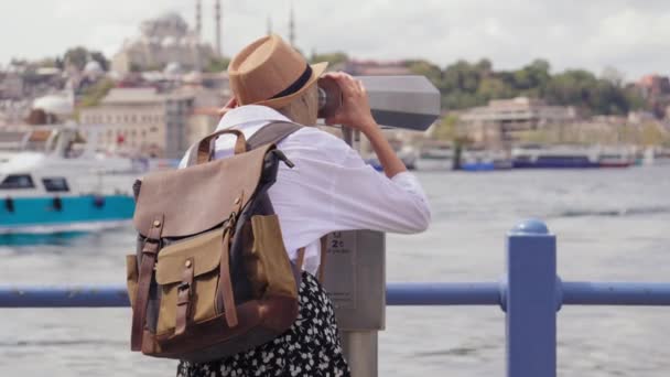 Wisatawan Muda Dengan Topi Bar Dan Ransel Melihat Kota Melalui — Stok Video
