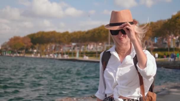 Junge Schöne Frau Mit Rucksack Und Sonnenbrille Spaziert Die Promenade — Stockvideo