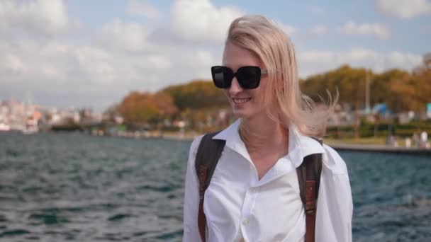 Sırt Çantalı Güneş Gözlüklü Genç Bir Kadın Gezinti Güvertesinde Yürüyor — Stok video