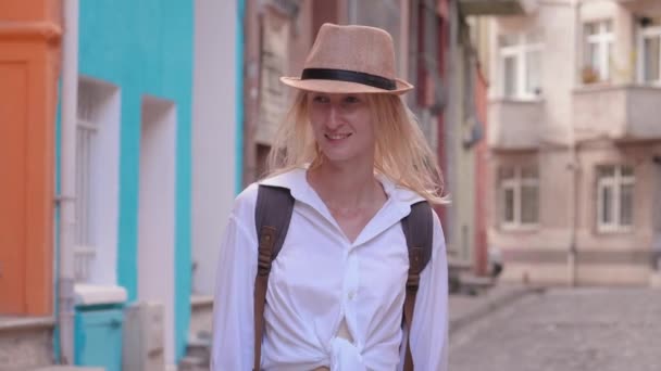 Portré Kaukázusi Gyönyörű Turista Hátizsák Fehér Ing Szalma Kalap Sétál — Stock videók