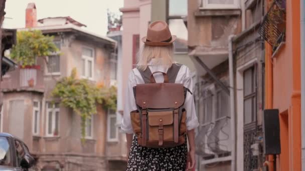 Vedere Din Spate Unei Femei Turistice Blonda Cămașă Albă Purtând — Videoclip de stoc