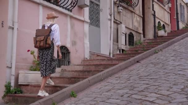 Portrait Caucasian Woman Beautiful Tourist Woman Backpack White Shirt Straw — Stock Video
