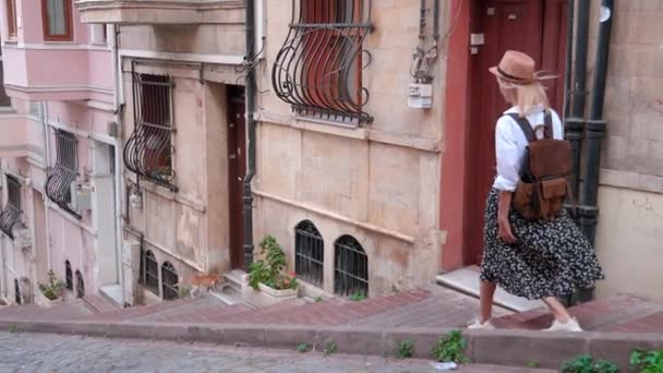 Beyaz Gömlekli Hasır Şapkalı Beyaz Kadın Beyaz Kadın Portresi Şehrin — Stok video
