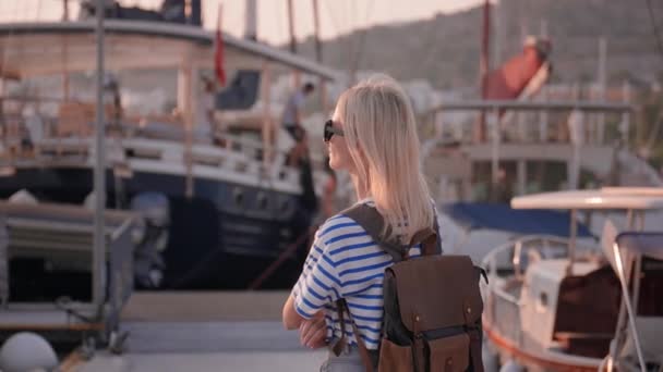 Kobieta Turystka Plecakiem Zachodzie Słońca Spaceru Relaksujące Morze Molo Tle — Wideo stockowe