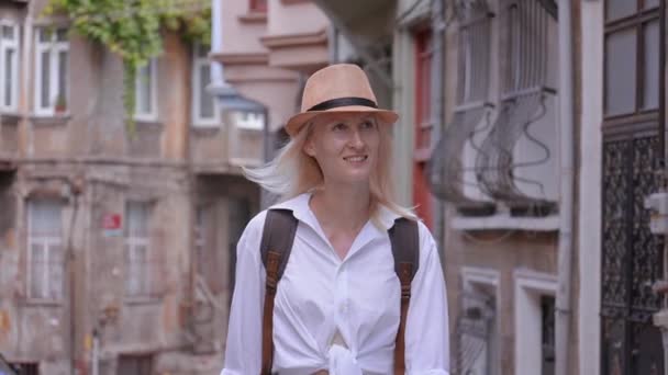 Portré Kaukázusi Gyönyörű Turista Hátizsák Fehér Ing Szalma Kalap Sétál — Stock videók