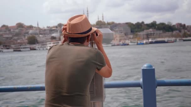 Viajes Joven Turista Sombrero Mochila Mirando Ciudad Través Prismáticos Con — Vídeo de stock