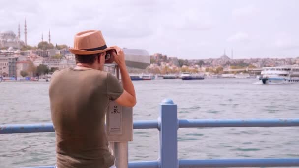 Podróże Młody Turysta Kapeluszu Plecaku Patrzący Miasto Przez Lornetkę Monetami — Wideo stockowe