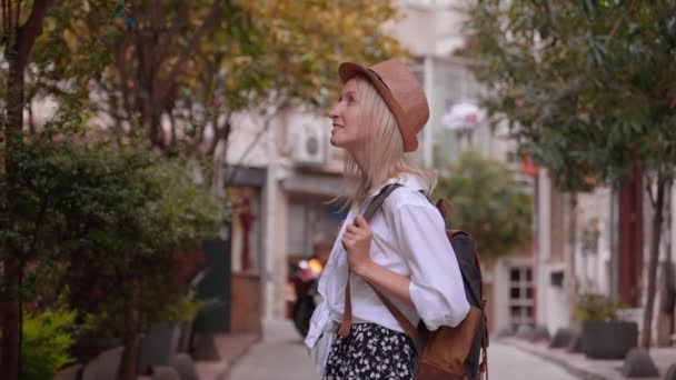 Jonge Mooie Kaukasische Toeristische Vrouw Met Rugzak Wit Shirt Saloon — Stockvideo