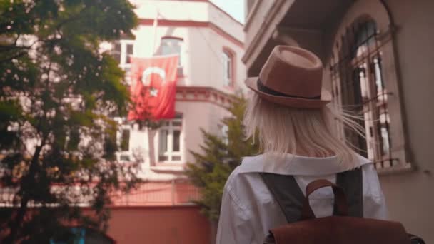 Sırt Çantalı Şapkalı Zevk Neşe Dolu Genç Beyaz Kadın Turist — Stok video