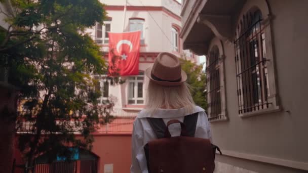 Ung Vacker Kaukasisk Kvinnlig Turist Med Ryggsäck Och Hatt Med — Stockvideo