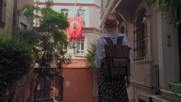 Jonge Mooie Kaukasische Vrouwelijke Toerist Met Rugzak Hoed Wandelen Door — Stockvideo