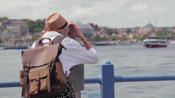 Путешествие Молодой Турист Шапке Рюкзаке Смотрит Город Через Бинокль Монетами — стоковое видео