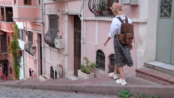 Portret Van Een Blanke Vrouw Mooie Toeristische Vrouw Met Rugzak — Stockvideo