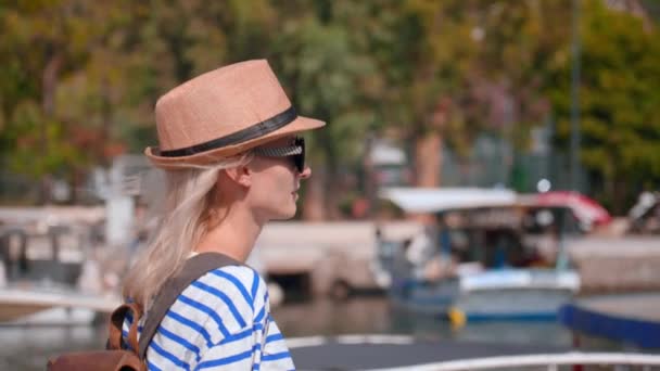 Νεαρή Όμορφη Λεπτή Ξανθιά Γυναίκα Σακίδιο Πλάτης Ψάθινο Καπέλο Φορώντας — Αρχείο Βίντεο