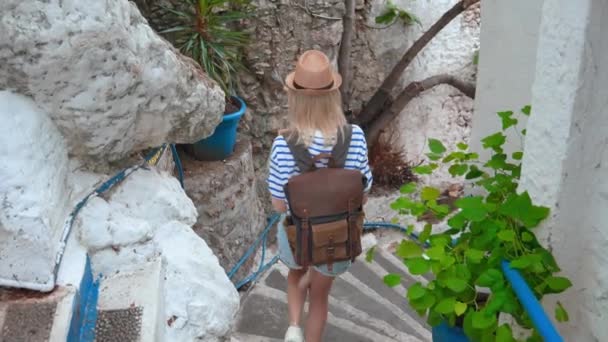 Piękna Turystka Plecakiem Słomkowym Kapeluszem Schodząca Kamiennymi Schodami Pustej Białej — Wideo stockowe