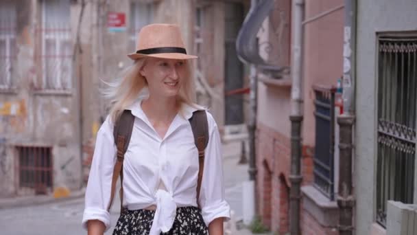 Portret Białej Kobiety Pięknej Turystki Plecakiem Białej Koszuli Słomkowym Kapeluszem — Wideo stockowe