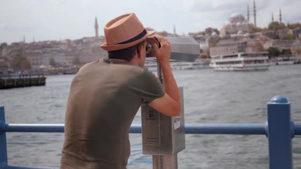 Travel Young Tourist Hat Backpack Looking City Binoculars Coins Man — Stock Video