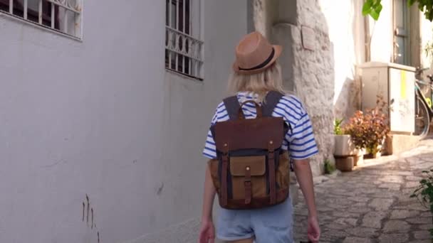 Visão Traseira Jovem Bela Turista Feminina Esbelta Com Mochila Chapéu — Vídeo de Stock