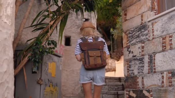 Rear View Young Beautiful Slender Female Tourist Backpack Hat Walking — Stock Video