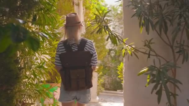 Rückansicht Einer Jungen Schönen Schlanken Touristin Mit Rucksack Und Hut — Stockvideo