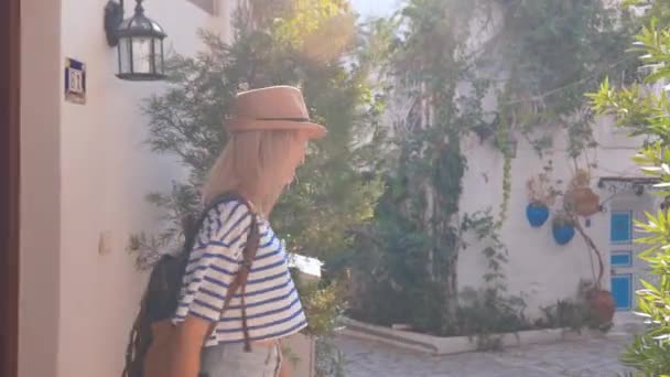 Вид Сзади Юную Красивую Стройную Женщину Туристку Рюкзаком Шляпе Идущую — стоковое видео