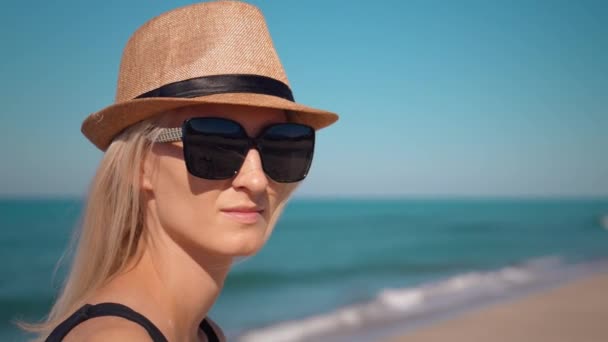 Portret Młodej Kobiety Morzu Patrzącej Kamerę Zbliżenie Dziewczyny Okularach Przeciwsłonecznych — Wideo stockowe