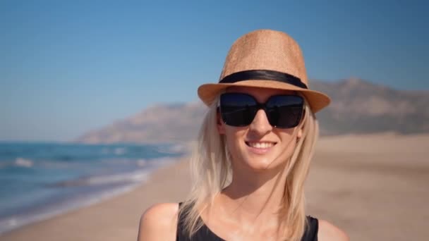 Portret Młodej Kobiety Morzu Patrzącej Kamerę Uśmiechającej Się Zbliżenie Dziewczyny — Wideo stockowe