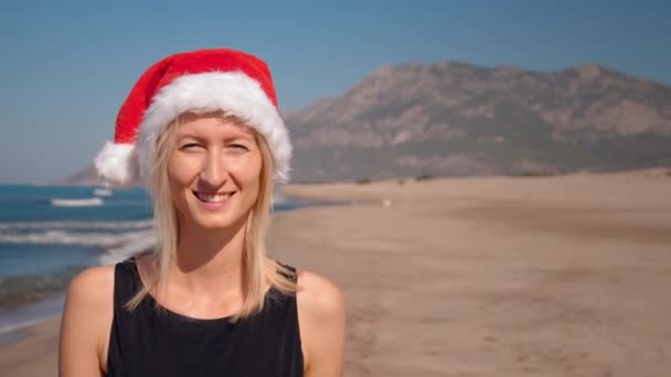 Großaufnahme Einer Jungen Kaukasischen Frau Mit Nikolausmütze Weihnachten Oder Neujahr — Stockvideo