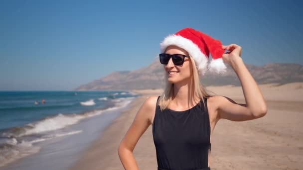 Primer Plano Mujer Joven Con Sombrero Santa Claus Navidad Año — Vídeos de Stock