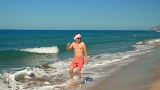Kırmızı Başlıklı Noel Baba Adam Koşuyor Dans Ediyor Etrafta Dolanıyor — Stok video